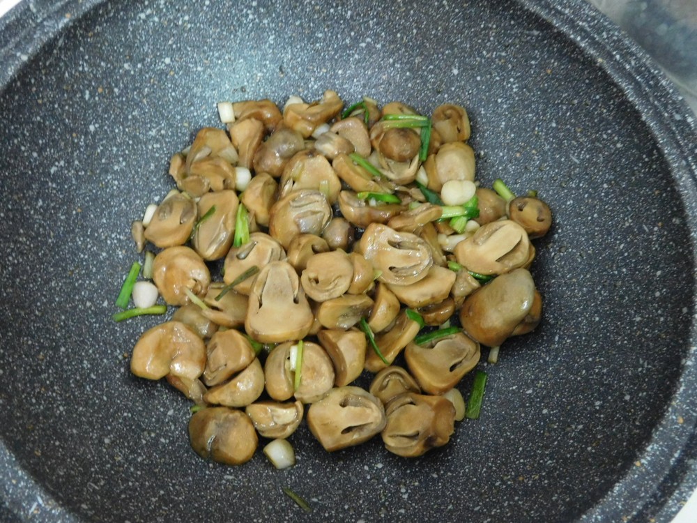 Straw mushrooms, פטריות קש, Hed Fang. A must in Tom Yam so…